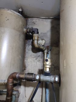 Zawór mosiężny z rurami miedzianymi w instalacji hydraulicznej