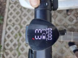 Wyświetlacz hulajnogi elektrycznej Frugal Impulse pokazujący prędkość, stan baterii i tryb.