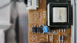 Zbliżenie na płytę zasilacza TV Samsung z oznaczeniami napięć i złączem JP818