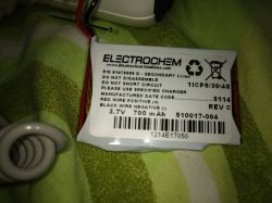 Zbliżenie na akumulator litowo-jonowy Electrochem z oznaczeniami technicznymi.