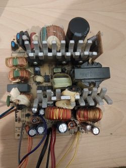 Płytka zasilacza ATX z przewodami i elementami elektronicznymi.