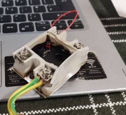 Uszkodzony przekaźnik na klawiaturze laptopa
