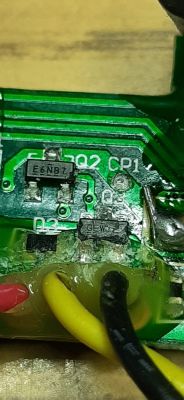 Element E6NB7 z DeWalt DCE089R - Zwarty element E6NB7 na płytce lasera DeWalt DCE089R.