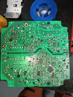 Płytka drukowana urządzenia Hilti z widocznymi komponentami elektronicznymi.