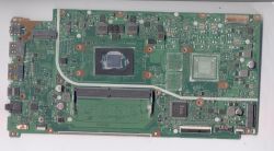 Zdjęcie płyty głównej laptopa z wyszczególnionymi elementami elektronicznymi.
