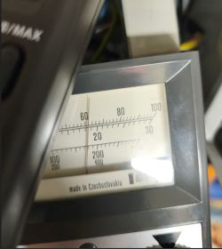 Zbliżenie skali analogowego miernika z zaciskami; widoczny napis „made in Czechoslovakia”.