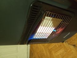 Płomień na płycie ceramicznej piecyka gazowego marki Mal-tec.