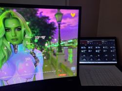 Monitor z grafiką postaci i laptop z dashboardem systemu solarnego