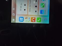 Ekran radia samochodowego z ikonami i częstotliwością 97.60 MHz.