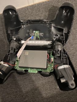 Dlaczego pad od PS4 na nic nie reaguje i jak to naprawić?