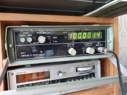 Licznik częstotliwości RFT Zähler G-2002.500 z wyświetloną wartością 100.0014 MHz