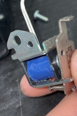 Zbliżenie na elektromagnes owinięty niebieską taśmą.
