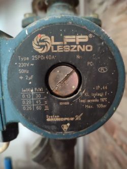 Zbliżenie na pompę obiegową LFP Leszno, model 25POr40A, z widocznymi danymi technicznymi na etykiecie.