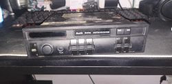 Stare radio samochodowe Audi Beta Autoreverse na biurku.
