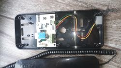 Wnętrze unifonu Cyfral Smart 5P z widocznym okablowaniem i płytką elektroniczną