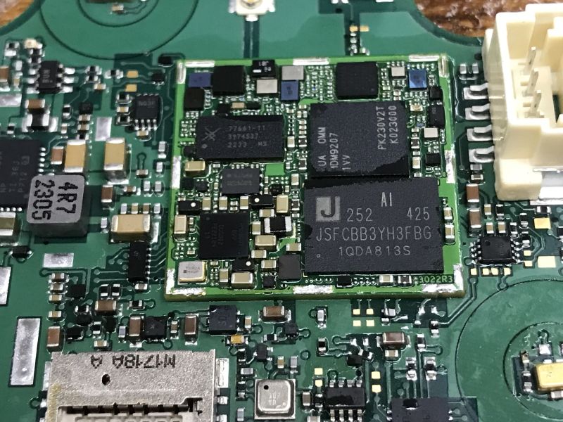 The interior of the Bosch IVS SLIM module, i.e. telemetry and fender detection in Car Sharing vehicl