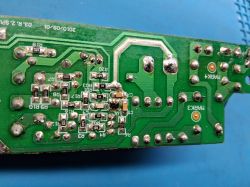 Spód płytki PCB z przetwornicy, widoczne elementy SMD i ślady przegrzania w okolicy R3.