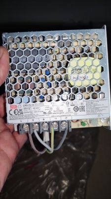 Zasilacz LED Mean Well LRS-75-24 z widocznymi przewodami podłączonymi do zacisków.