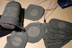 Hybrydowe tekstylne sensory pojemnościowo-rezystancyjne