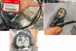 Złącze czujnika z etykietą Honda i szczegółami produktu w tle.