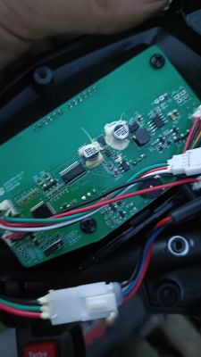 Układ elektroniczny hulajnogi z widocznymi przewodami i płytką.