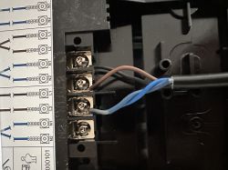 Zbliżenie na podłączenie przewodów elektrycznych w płycie indukcyjnej do listwy zaciskowej z opisanymi miejscami L1, L2, N1, N2.