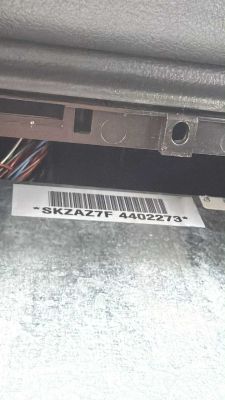 Etykieta z numerem seryjnym SKZAZ7F4402273 wewnątrz deski rozdzielczej.