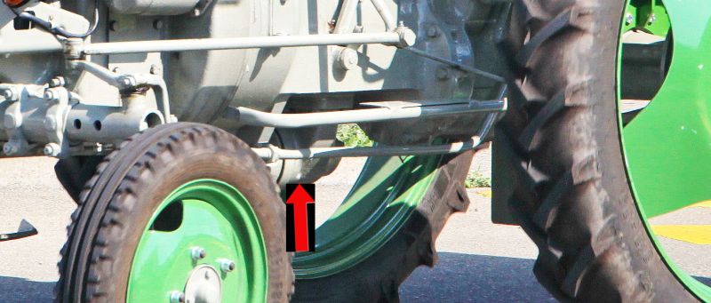 Fragment traktora Steyr 80 z dziwnym mechanizmem pod skrzynią biegów.