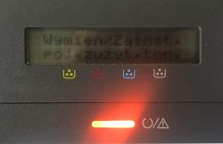 Wyświetlacz drukarki HP MFP 179fnw z komunikatem o wymianie zużytego tonera.