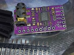 Płytka z przetwornikiem cyfrowo-analogowym PCM5102A z wyjściem audio Jack.