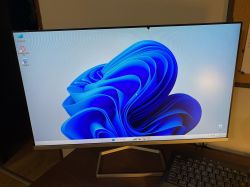 Monitor z uszkodzoną matrycą, na ekranie kolorowe wzory.