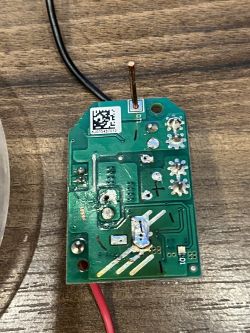 Płytka drukowana z drucikiem miedzianym i etykietą QR