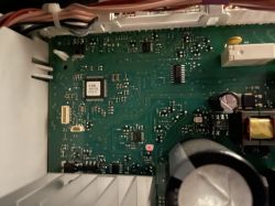 Zbliżenie na płytę główną modułu elektronicznego pralki ELFU 1000