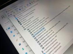 Zdjęcie ekranu Menedżera urządzeń w laptopie Lenovo z zaznaczoną opcją Sterownik urządzenia I2C HID.