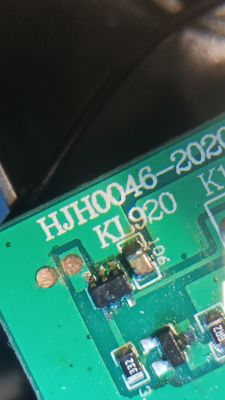 Zbliżenie na zieloną płytkę PCB z nadrukiem HJH0046 i elementami SMD