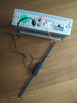Radio - internal antenna - power connection to the internal antenna amplifier