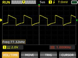 Oscyloskop pokazujący przebieg sygnału 77.32 kHz.