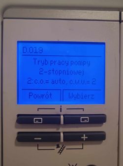 Panel sterowania kotła z ustawieniem trybu pracy pompy 2-stopniowej.
