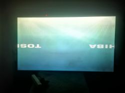 Umgekehrtes Bild auf Toshiba-Fernseher Toshiba-Fernseher mit umgekehrtem Bild auf der linken und rechten Seite.