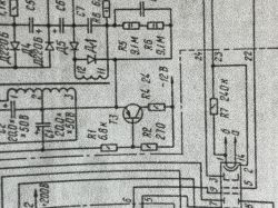 Schemat obwodu elektrycznego z oznaczeniem rezystorów i innych elementów.