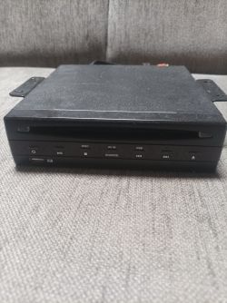 Czarny odtwarzacz multimedialny z portami USB i AV IN.