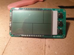 Wyświetlacz LCD do roweru elektrycznego z trzema przyciskami po prawej stronie.