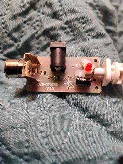 Płytka drukowana z elementami elektronicznymi na tle materiału.