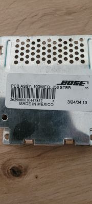Metalowa obudowa z etykietą Bose z napisem Made in Mexico