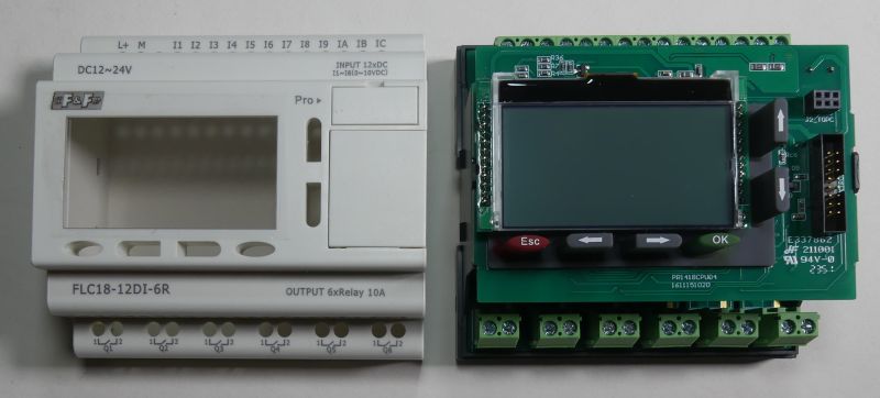 Programowalny sterownik logiczny FLC18-12DI-6R firmy F&amp;F z obudową i płytką z wyświetlaczem LCD.