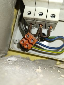 Widok na rozdzielnicę z kablami elektrycznymi i złączką elektryczną.