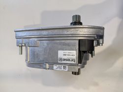 Srebrny silnik Brose C91143-200 do rowerów elektrycznych na białym tle