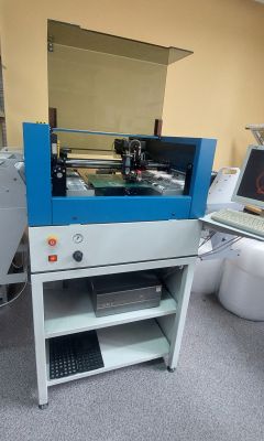 Automat montażowy M60 Mechatronika z otwartą pokrywą, stojący na metalowym stole.