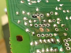 Jak naprawić przepaloną płytkę PCB i czym wypełnić ubytek?