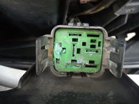 Złączki w gnieździe przekaźnika wentylatora w Peugeot 206, 1.4B, klima, 2001r.